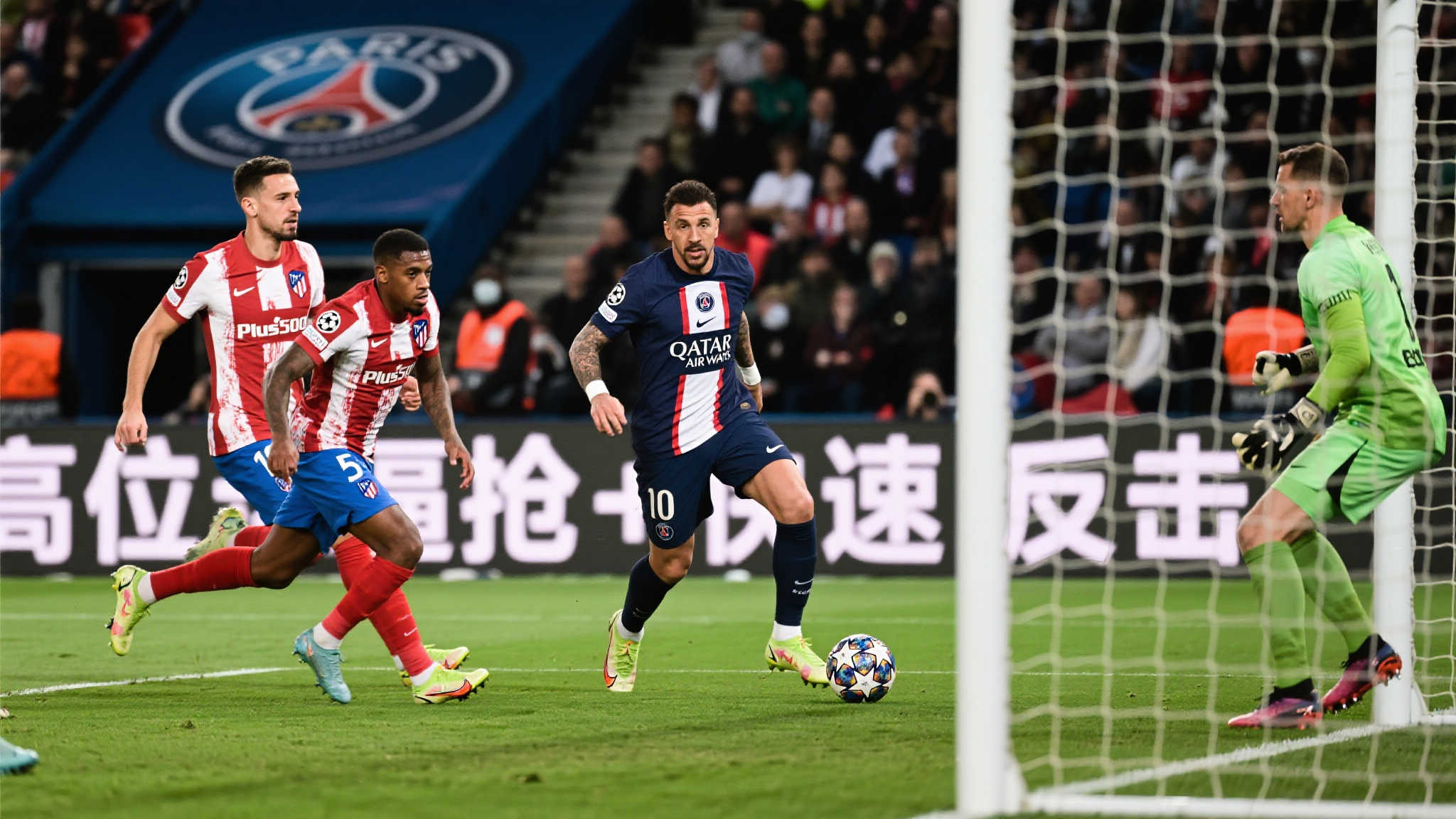 早些年的巴黎圣日耳曼虽然星光熠熠，但队伍整体缺乏铁